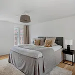 Regent 7 - Large 3 Bdr With Balcony In Centre Appartamento *
