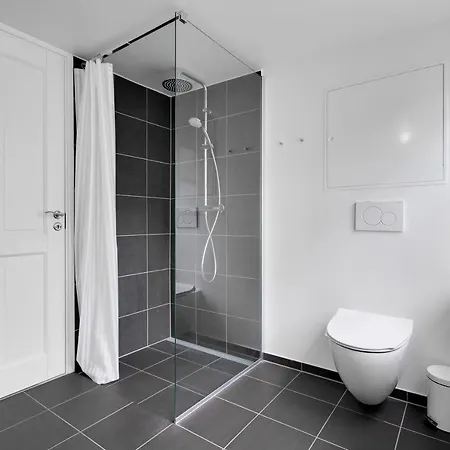 Sanders Regent - Chic Three-bedroom Near Square