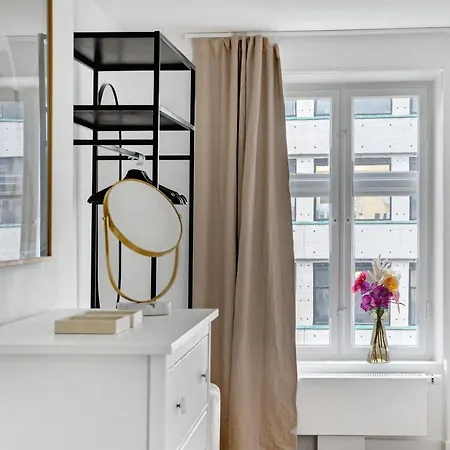 Sanders Regent - Chic Three-bedroom Near Square Apartment *