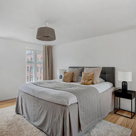 Sanders Regent - Chic Three-bedroom Near Square Apartment *