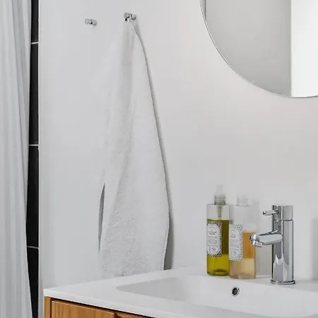 Sanders Regent - Chic Three-bedroom Near Square Apartment