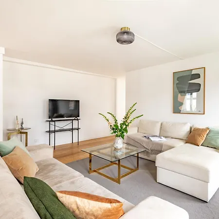 Sanders Regent - Chic Three-bedroom Near Square