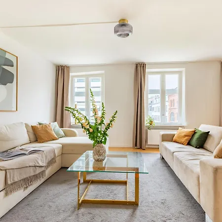 Sanders Regent - Chic Three-bedroom Near Square Apartment *