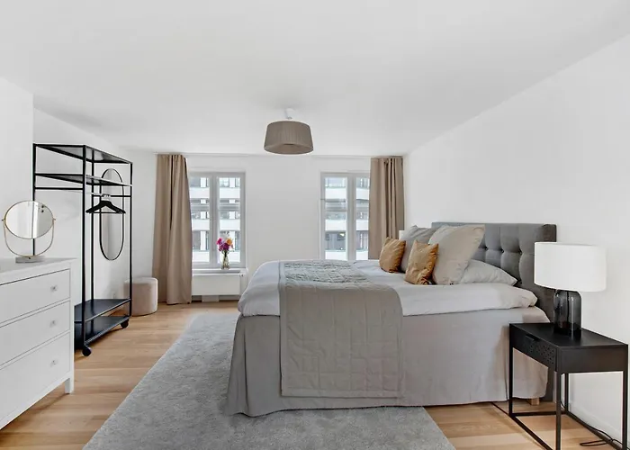 Regent 7 - Large 3 Bdr With Balcony In Centre *