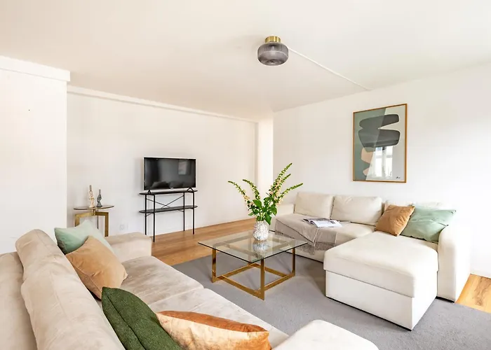 Regent 7 - Large 3 Bdr With Balcony In Centre
