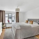Regent 7 - Large 3 Bdr With Balcony In Centre Apartment *