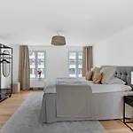 Regent 7 - Large 3 Bdr With Balcony In Centre *