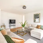 Regent 7 - Large 3 Bdr With Balcony In Centre