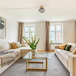 Regent 7 - Large 3 Bdr With Balcony In Centre Apartment *