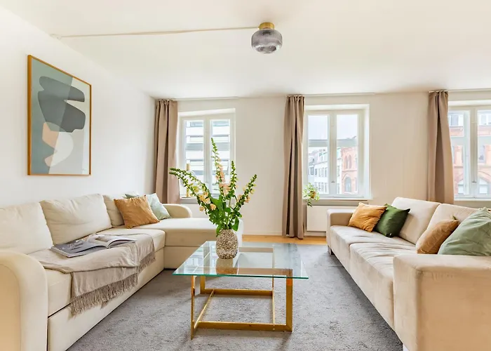 Regent 7 - Large 3 Bdr With Balcony In Centre Apartment *