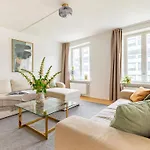 Regent 7 - Large 3 Bdr With Balcony In Centre Apartment